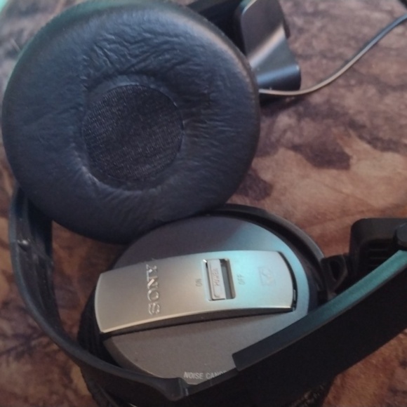 Sony Noise Cancelling Headphones - Black NWOT - Picture 2 of 2